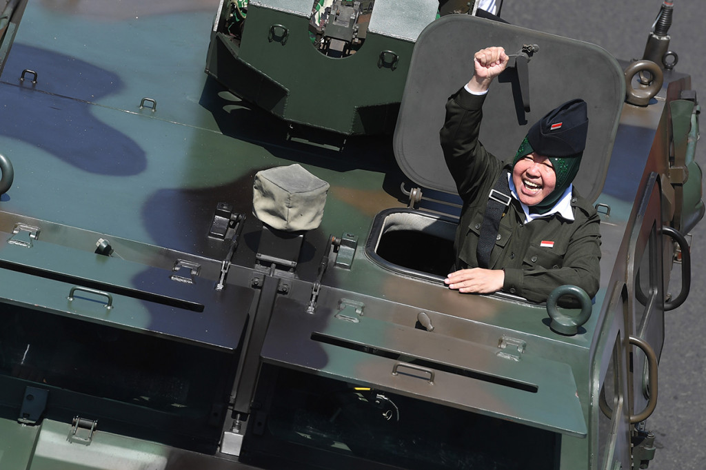 Wali Kota Surabaya Tri Rismaharini yang berada di atas kendaraan tempur menyapa warga ketika melintasi Gedung Negara Grahadi saat Parade Juang Surabaya, Surabaya, Jawa Timur.