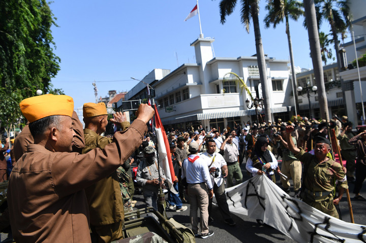 Sejumlah prajurit veteran menyambut peserta parade saat Parade Surabaya Juang di Jalan Tunjungan, Surabaya, Jawa Timur.
