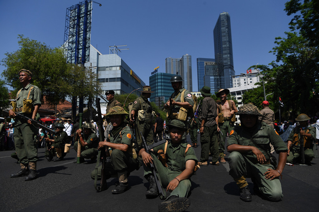 Sejumlah peserta parade berkostum prajurit Inggris berpose sebelum bertempur saat Parade Surabaya Juang di depan Gedung Negara Grahadi, Surabaya, Jawa Timur.
