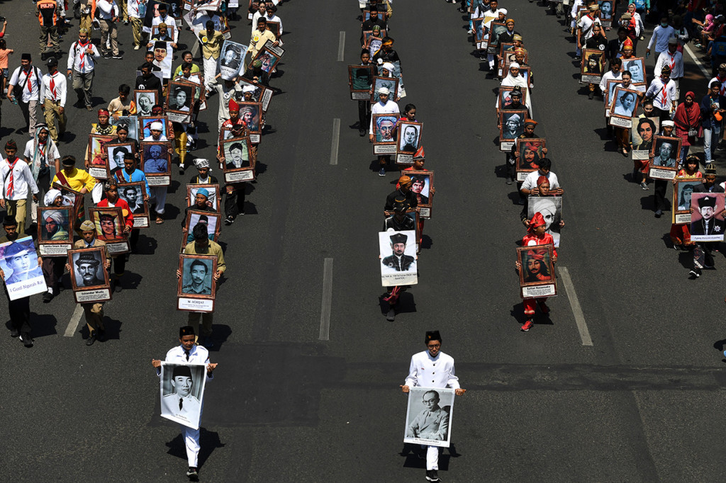 Sejumlah peserta parade membawa foto para pahlawan saat Parade Surabaya Juang di Surabaya, Jawa Timur.