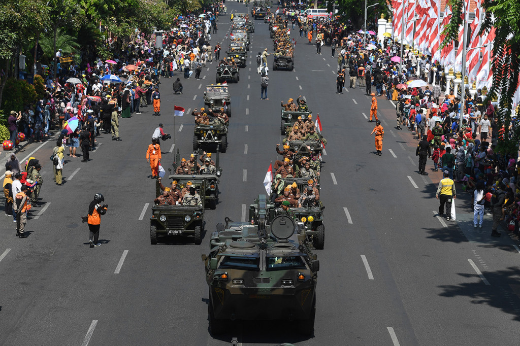 Sejumlah kendaraan yang mengangkut prajurit veteran melaju saat Parade Surabaya Juang di Surabaya, Jawa Timur.