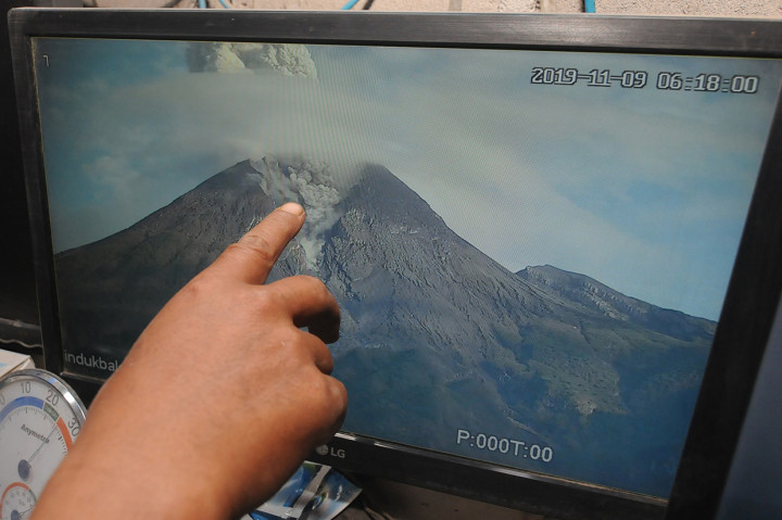 Petugas menunjukan rekaman CCTV letusan Gunung Merapi dari Pos Pengamat Gunung Merapi, Balerante, Kemalang, Klaten, Jawa Tengah.