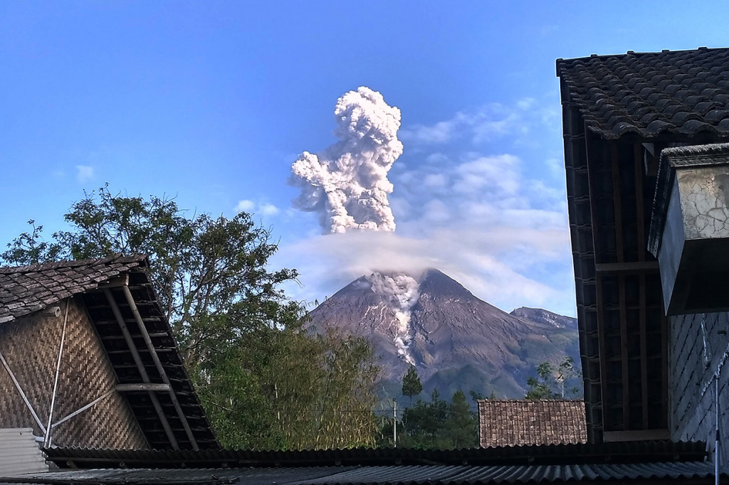 Balai Penyelidikan dan Pengembangan Teknologi Kebencanaan Geologi mencatat terjadi letusan Gunung Merapi dengan kolom letusan setinggi 1.500 meter pada Sabtu, 9 November 2019, pagi.