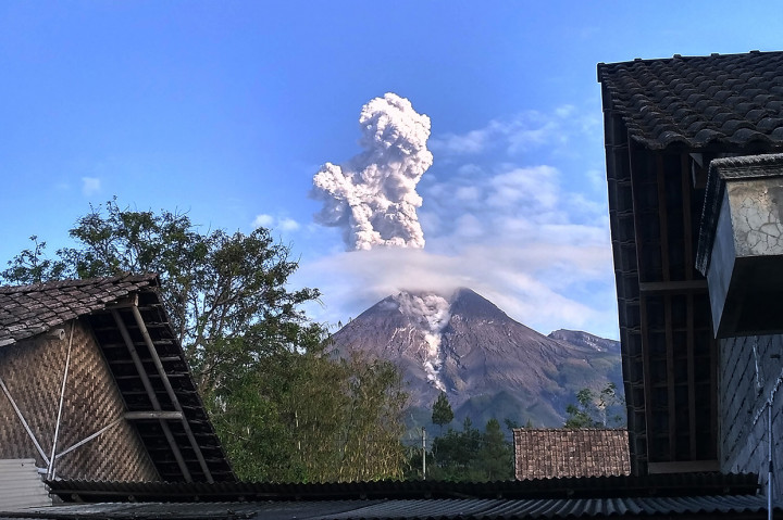Balai Penyelidikan dan Pengembangan Teknologi Kebencanaan Geologi mencatat terjadi letusan Gunung Merapi dengan kolom letusan setinggi 1.500 meter pada Sabtu, 9 November 2019, pagi.