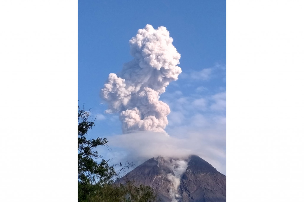 Letusan Gunung Merapi terlihat dari Balerante, Kemalang, Klaten, Jawa Tengah.
