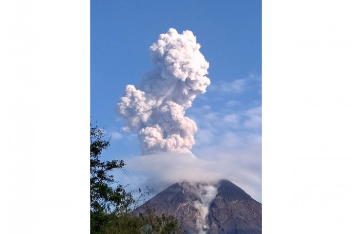 Letusan Gunung Merapi terlihat dari Balerante, Kemalang, Klaten, Jawa Tengah.