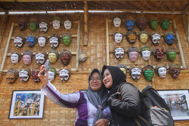 Pengunjung melakukan swafoto dalam Festival Panawijen di Malang.