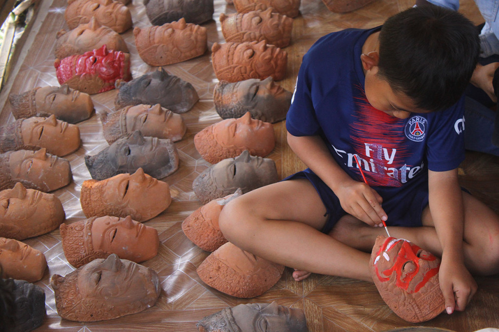 Seorang anak mengikuti lomba melukis topeng dalam Festival Panawijen di Malang, Jawa Timur.