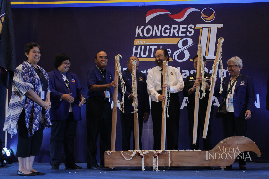 Ketua Umum Partai NasDem Surya Paloh, bersama dengan Menteri Pertanian Syahrul Yasin Limpo, Menteri Kehutanan dan Lingkungan Hidup Siti Nurbaya, Wakil Ketua MPR Rerie Lestari Moerdijat (kiri) memukul alu sebagai tanda pembukaan acara Pasar Gagasan, Kongres ke II, Partai NasDem di JIExpo, Jakarta.