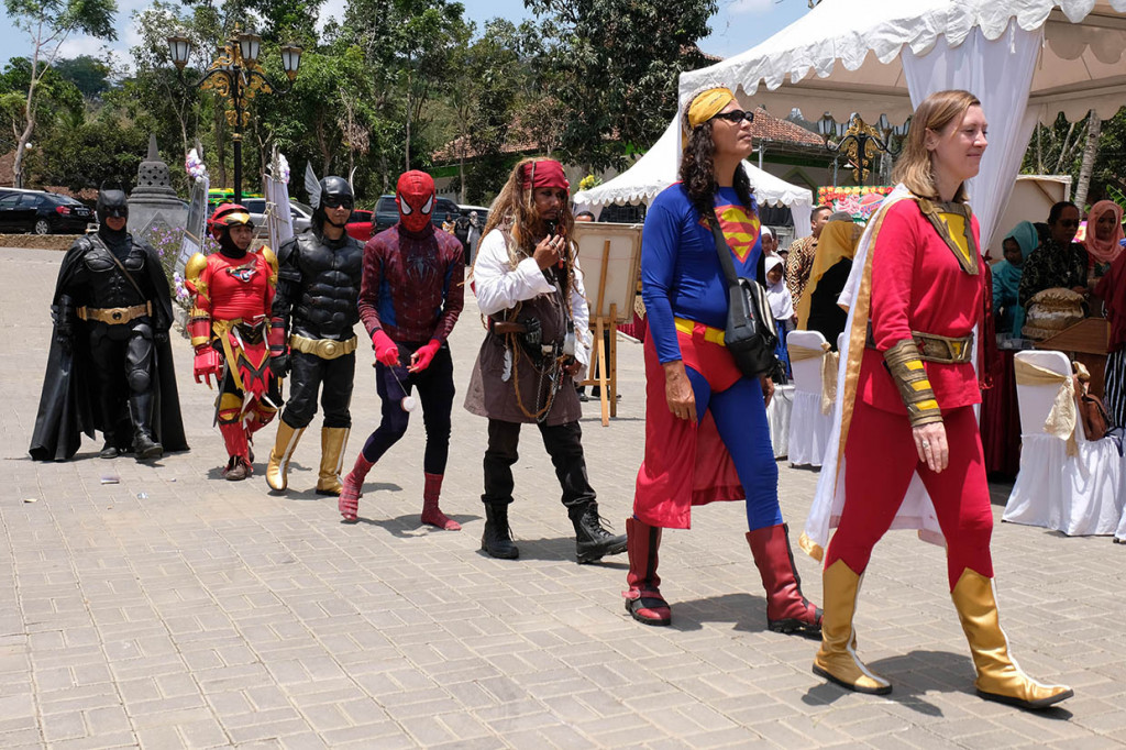 Sejumlah seniman berkostum tokoh super hero saat menghadiri pernikahan pasangan Cahyadhini Arupadhatu dengan Chandra Nur Ikhsan di Ngadiharjo, Borobudur, Magelang, Jawa Tengah.
