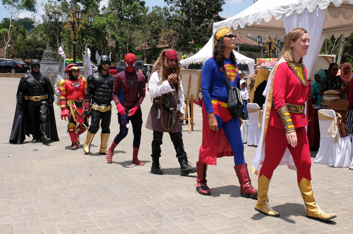Sejumlah seniman berkostum tokoh super hero saat menghadiri pernikahan pasangan Cahyadhini Arupadhatu dengan Chandra Nur Ikhsan di Ngadiharjo, Borobudur, Magelang, Jawa Tengah.
