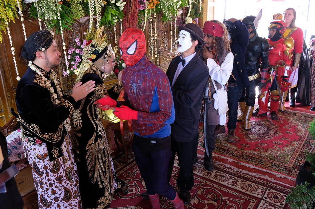 Kedatangan seniman KSBI (Komunitas Seniman Borobudur Indonesia) pada pernikahan unik salah satu anggotanya tersebut selain untuk menyampaikan doa restu sekaligus untuk menghibur tamu undangan.