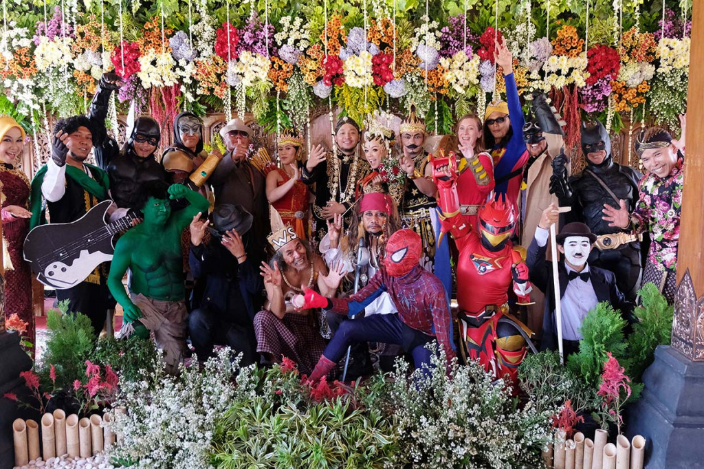 Sejumlah seniman berkostum tokoh super hero berfoto bersama saat menghadiri pernikahan pasangan Cahyadhini Arupadhatu dengan Chandra Nur Ikhsan di Ngadiharjo, Borobudur, Magelang, Jawa Tengah.