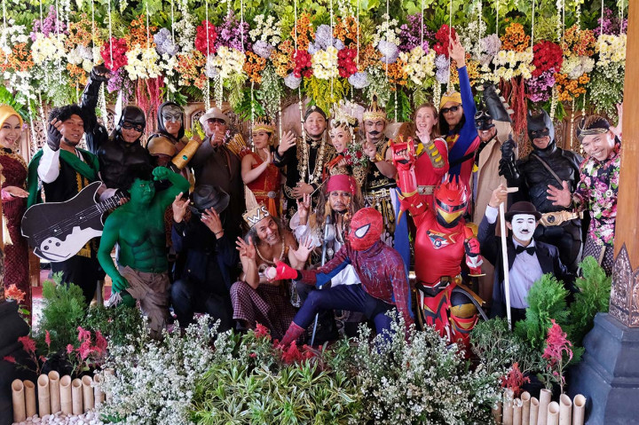Sejumlah seniman berkostum tokoh super hero berfoto bersama saat menghadiri pernikahan pasangan Cahyadhini Arupadhatu dengan Chandra Nur Ikhsan di Ngadiharjo, Borobudur, Magelang, Jawa Tengah.