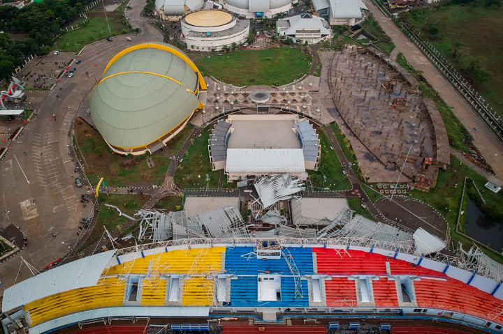 Atap stadion ambruk setelah diterjang hujan yang disertai angin kencang yang terjadi Sabtu sore. 