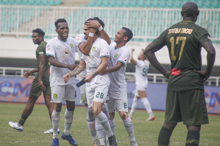 Osas Saha mencetak gol cepat di menit pertama. Namun Persebaya sukses membalikkan keadaan lewat dua gol yang dicetak Rendi Saputra dan Aryn Williams, sebelum akhirnya Khurshed Beknazarov menyelamatkan pasukan Rahmad Darmawan dari kekalahan. 