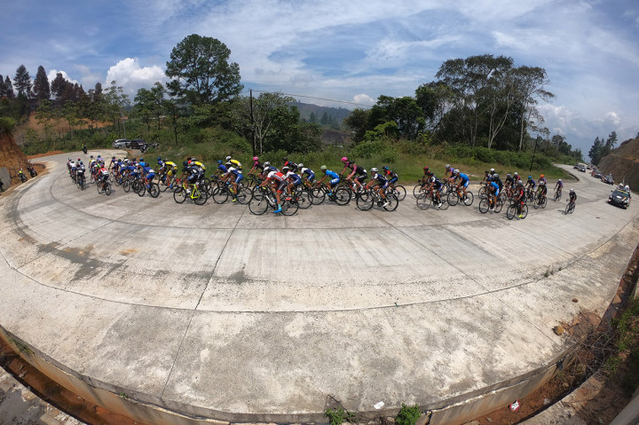 Sejumlah pebalap beradu cepat pada etape kedelapan Tour de Singkarak (TdS) 2019 di Kerinci, Jambi. 
