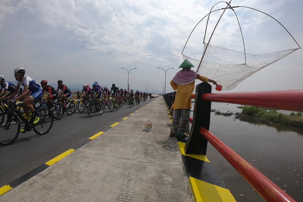 Sebanyak 74 pebalap mengikuti etape kedelapan dengan rute Sungai Penuh di Jambi menuju Pesisir Selatan di Sumatera Barat sejauh 212,9 kilometer. 
