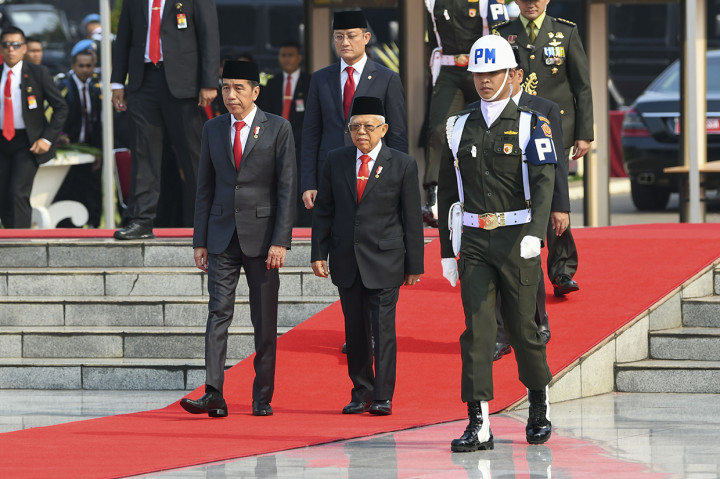 Selain Presiden Jokowi dan Wapres Ma'ruf Amin, upacara peringatan Hari Pahlawan juga dihadiri para menteri Kabinet Indonesia Maju dan para pimpinan lembaga tinggi negara.