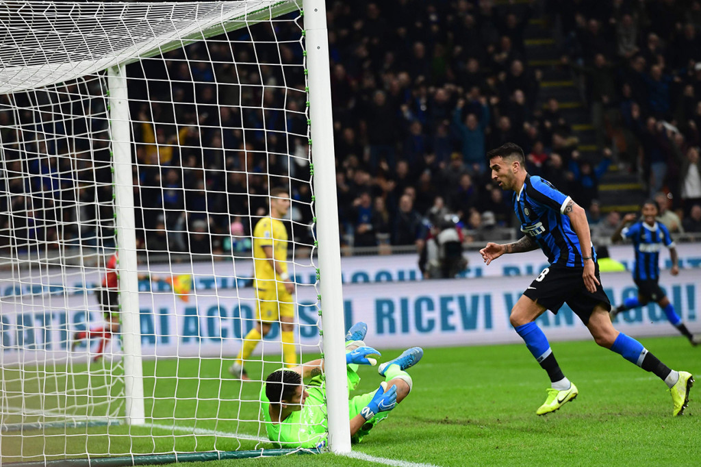 Tuan rumah baru dapat mencetak dua gol balasan pada babak kedua lewat Matias Vecino dan Nicolo Barella.