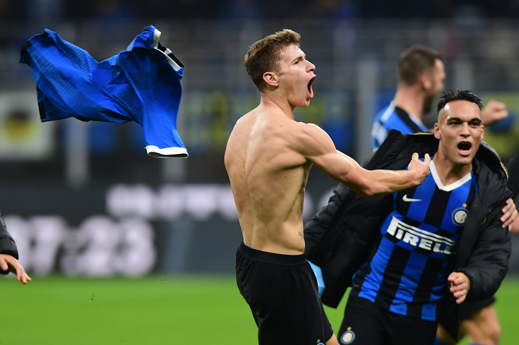 Pemain Inter Milan Nicolo Barella melakukan selebrasi usai mencetak gol ke gawang Hellas Verona pada pekan ke-12 Liga Italia. 