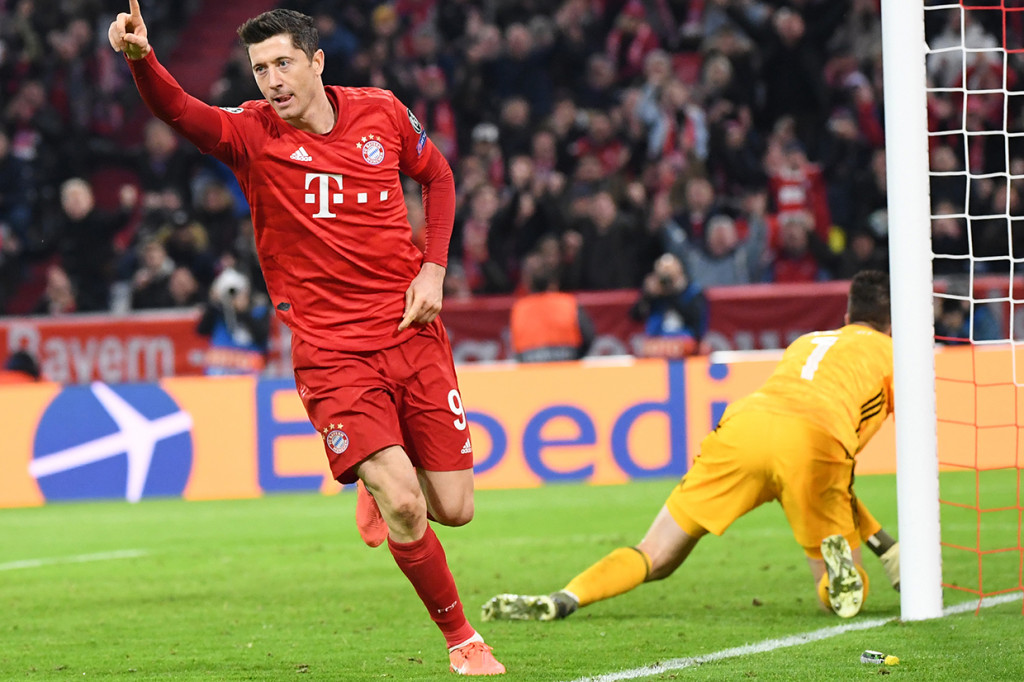 Pesta gol kemenangan Bayern dicetak oleh Robert Lewandowski (17',76'), Serge Gnabry (47'), dan gol bunuh diri Mats Hummels pada menit ke-80. AFP Photo/Matthias Balk