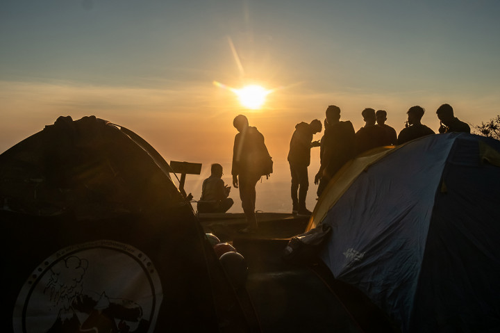 Gunung yang memiliki ketinggian 1.894 mdpl tersebut menjadi salah satu destinasi wisata alam favorit bagi wisatawan domestik maupun mancanegara karena menawarkan pemandangan alam matahari terbit hingga tenggelam serta sejumlah gunung di antaranya yaitu Gunung Merbabu, Gunung Andong, Gunung Sindoro, Gunung Sumbing, dan Gunung Ungaran. 