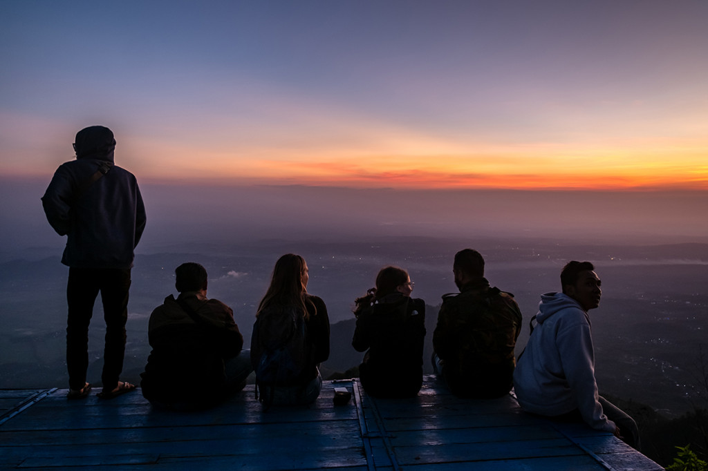 Sejumlah wisatawan menanti matahari terbit di Gunung Telomoyo, Desa Sepakung, Banyubiru, Kabupaten Semarang, Jawa Tengah.
