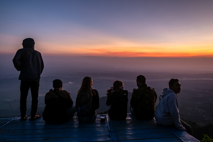Sejumlah wisatawan menanti matahari terbit di Gunung Telomoyo, Desa Sepakung, Banyubiru, Kabupaten Semarang, Jawa Tengah.
