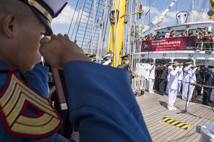 Suasana upacara peringatan hari Pahlawan di geladak KRI Bima Suci di Banyuwangi, Jawa Timur.
