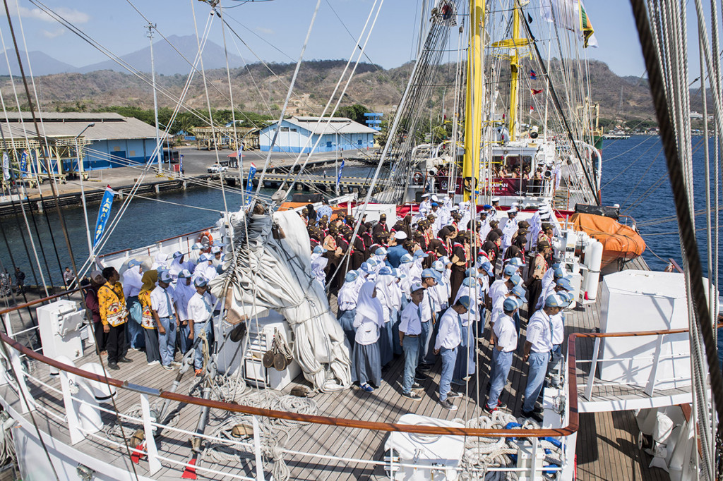 Sejumlah pelajar mengikuti upacara peringatan hari Pahlawan di geladak KRI Bima Suci di Banyuwangi, Jawa Timur.
