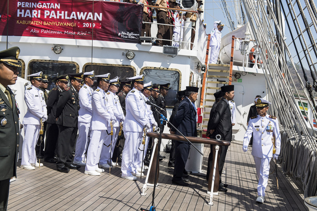 Hari Pahlawan yang jatuh setiap 10 November tersebut diperingati dengan upacara dan tabur bunga di perairan Banyuwangi. 