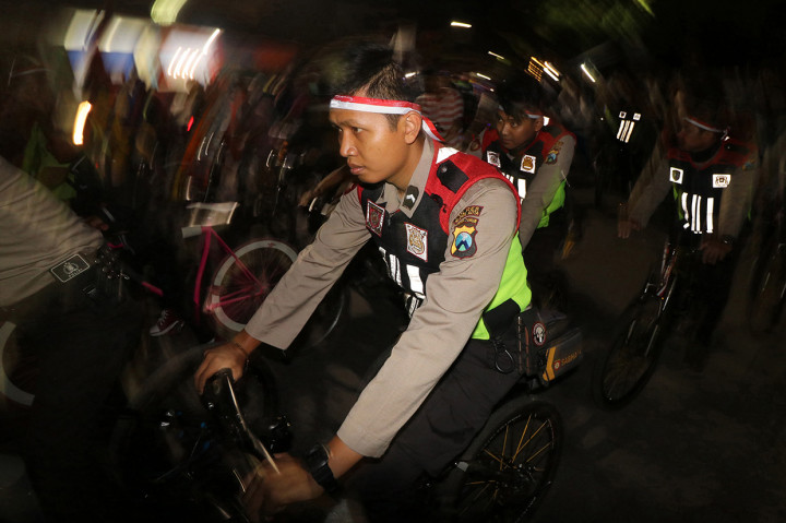 Polisi bersama sejumlah anggota komunitas pecinta sepeda 'Kediri Night Ride' melintasi rute yang telah ditentukan di Kota Kediri, Jawa Timur. Antara Foto/Prasetia Fauzani
