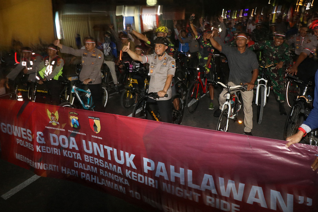 Bersepeda pada malam hari yang diselenggarakan kepolisian daerah setempat dan diikuti ratusan peserta tersebut untuk memperingati Hari Pahlawan sekaligus mengkampanyekan berkendara aman kepada masyarakat. Antara Foto/Prasetia Fauzani