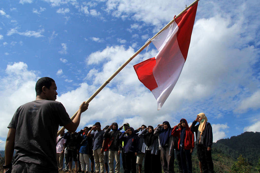Sejumlah pemuda Kalukku melakukan upacara bendera di atas gunung Marano, Bebanga, Mamuju, Sulawesi Barat. Upacara Bendera di atas bukit tersebut bertujuan memperingati Hari Pahlawan Nasional dan dirangkaikan dengan bersih- bersih sampah diatas pegunungan. Antara Foto/ Akbar Tado