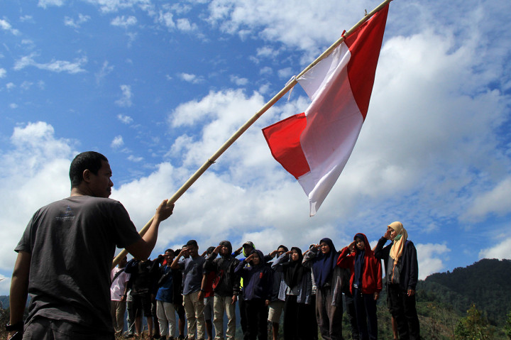 Sejumlah pemuda Kalukku melakukan upacara bendera di atas gunung Marano, Bebanga, Mamuju, Sulawesi Barat. Upacara Bendera di atas bukit tersebut bertujuan memperingati Hari Pahlawan Nasional dan dirangkaikan dengan bersih- bersih sampah diatas pegunungan. Antara Foto/ Akbar Tado