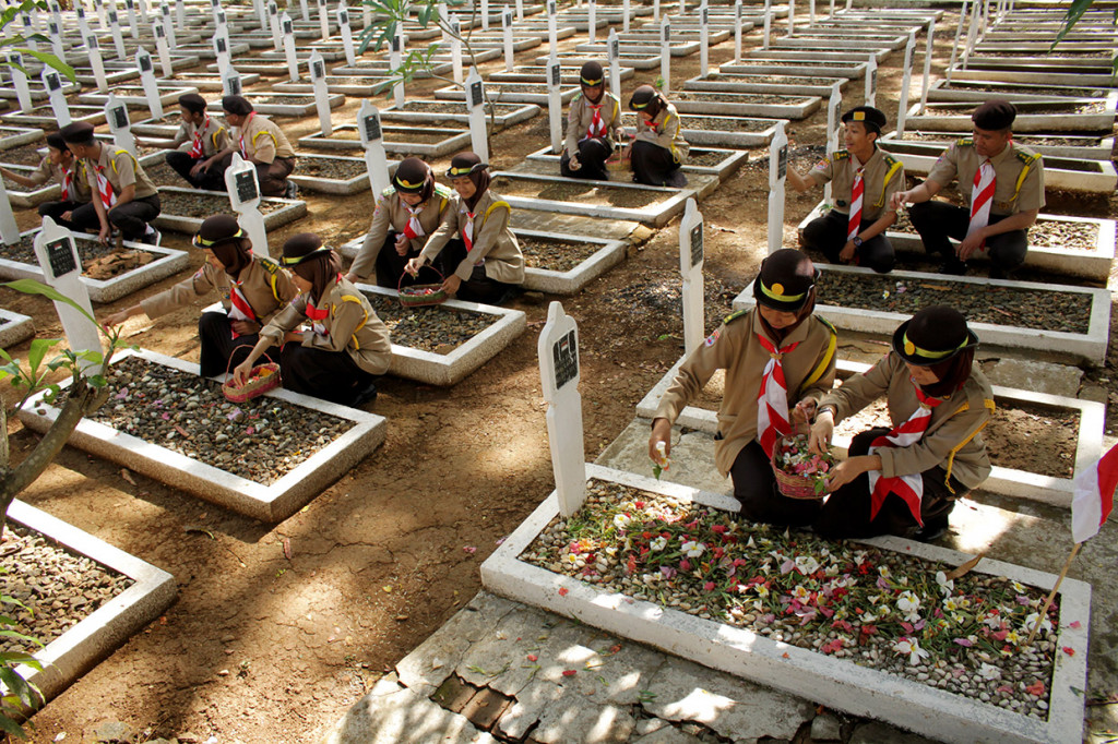 Sejumlah pelajar melakukan tabur bunga saat ziarah di Taman Makam Pahlawan Panaikang, Makassar, Sulawesi Selatan. Ziarah ke taman makam pahlawan tersebut dalam rangka memperingati Hari Pahlawan 2019 untuk mengenang jasa para pahlawan. Antara Foto/Arnas Padda