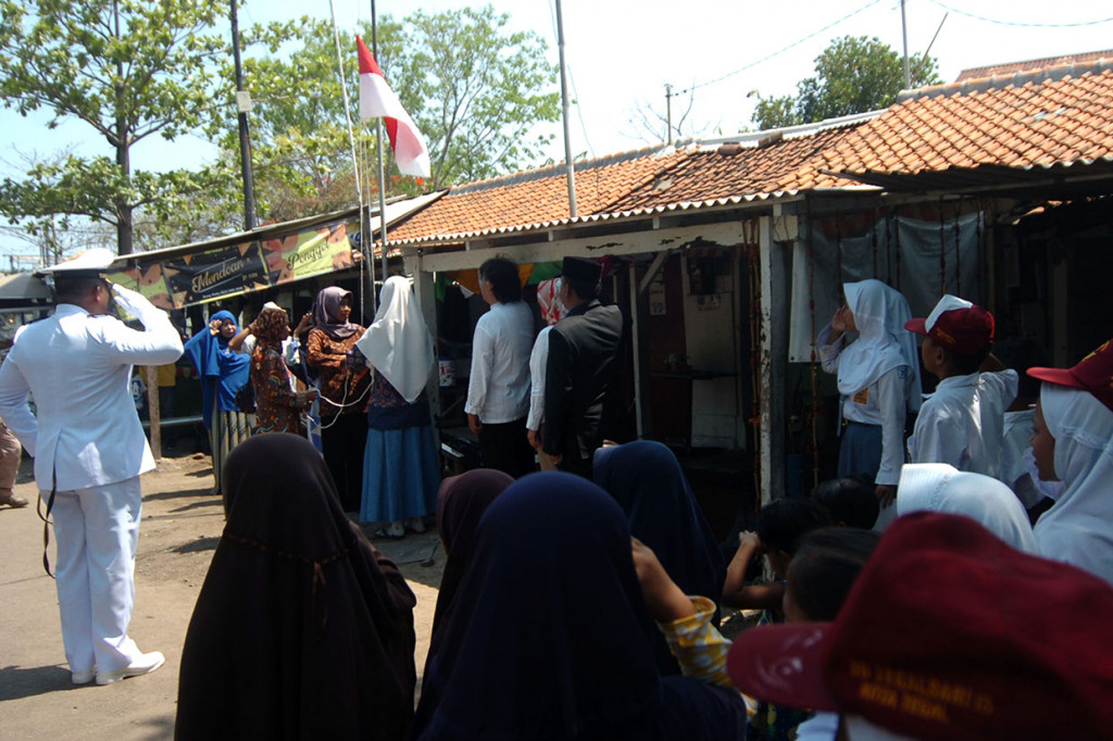 Sejumlah peserta melakukan penghormatan bendera Merah Putih saat mengikuti upacara bendera dalam rangka hari Pahlawan di Taman Bacaaan Masyarakat Sakila Kerti, Pelabuhan Tegal, Jawa Tengah. Antara Foto/Oky Lukmansyah