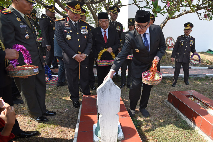 Gubernur Banten Wahidin Halim (kedua kanan) disaksikan Kapolda Banten Irjen Pol Tomsi Tohir (tengah) serta jajaran Muspida setempat melakukan tabur bunga di Taman Makam Pahlawan di Ceceri, Serang, Banten. Acara tersebut berlangsung dalam memperingati jasa para Pahlawan Kemerdekaan RI. Antara Foto/Asep Fathulrahman
