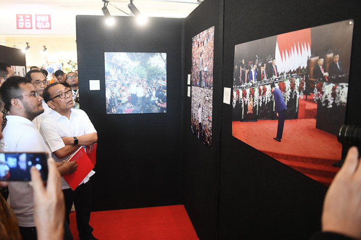 Mensesneg Pratikno (kanan) didampingi Ketua pelaksana pameran foto Membangun Indonesia Randy Tri Kurniawan (kiri) memperhatikan foto-foto yang dipamerkan di Neo Soho, Jakarta.