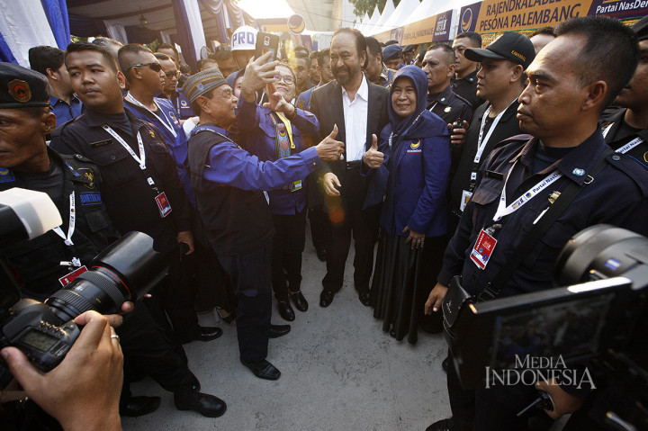 Ketua Umum Partai NasDem Surya Paloh disambut peserta kongres di Pasar Restorasi dalam Kongres Ke-II Partai NasDem, JIEXPO Kemayoran, Jakarta.