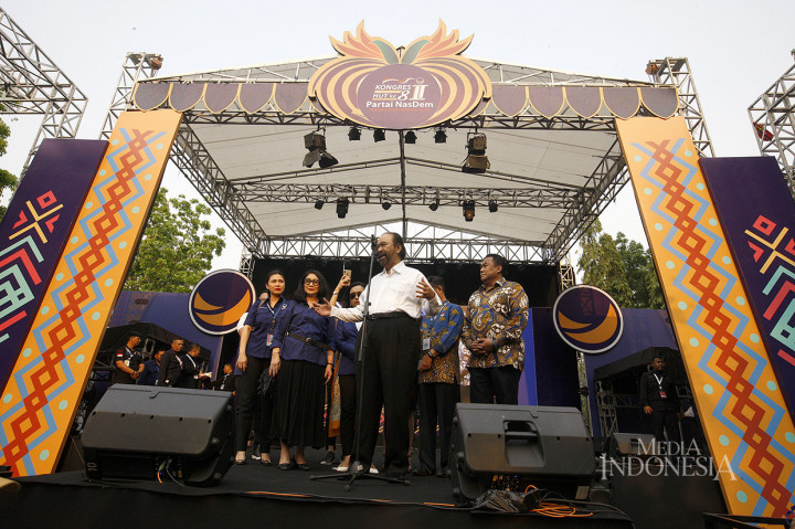 Ketua Umum Partai NasDem Surya Paloh (tengah) didampingi para kader partai antara lain Rahmat Gobel (kanan), Syahrul Yasin Limpo (kedua kanan), Hillary Brigitta Lasut menyampaikan sambutannya di depan para peserta kongres di Pasar Restorasi dalam Kongres Ke-II Partai NasDem, JIEXPO Kemayoran, Jakarta.