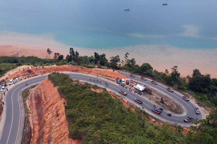 Sejumlah pebalap berpacu pada etape sembilan, Tour de Singkarak 2019, di Kawasan Mandeh, Kab.Pesisir Selatan, Sumatera Barat. Antara Foto/Iggoy el Fitra
