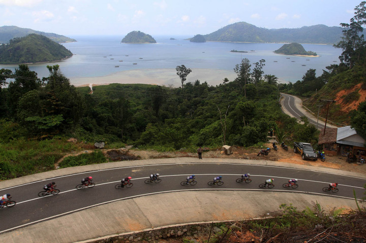 Sebanyak 65 pebalap mengikuti etape terakhir tersebut dengan rute Pesisir Selatan - Padang sejauh 107,7 kilometer. Antara Foto/Muhammad Arif Pribadi