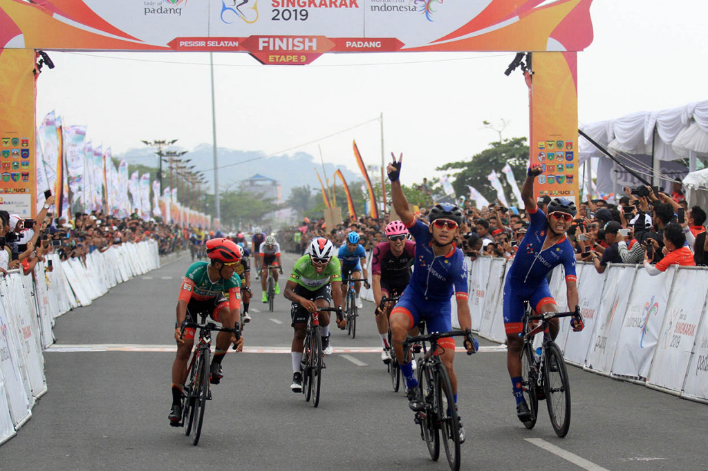 Pada etape kesembilan yang juga etape terakhir dengan rute Pesisir Selatan-Padang sejauh 107,7 kilometer, Azman Muhammad Zawawi dari Sapura Cycling Team menjadi pebalap tercepat dengan catatan waktu dua jam, 44 menit dan 38 detik disusul Mohd Zarif Muhammad Nur Aiman rekan setimnya dan juara tiga Felipe Marcelo dari tim 7eleven Cliqq Air21 by Roadbike Philippines. Antara Foto/Muhammad Arif Pribadi