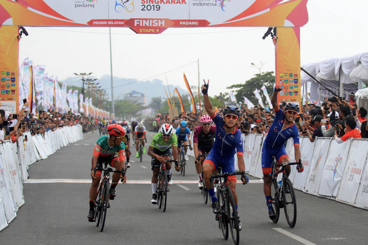 Pada etape kesembilan yang juga etape terakhir dengan rute Pesisir Selatan-Padang sejauh 107,7 kilometer, Azman Muhammad Zawawi dari Sapura Cycling Team menjadi pebalap tercepat dengan catatan waktu dua jam, 44 menit dan 38 detik disusul Mohd Zarif Muhammad Nur Aiman rekan setimnya dan juara tiga Felipe Marcelo dari tim 7eleven Cliqq Air21 by Roadbike Philippines. Antara Foto/Muhammad Arif Pribadi