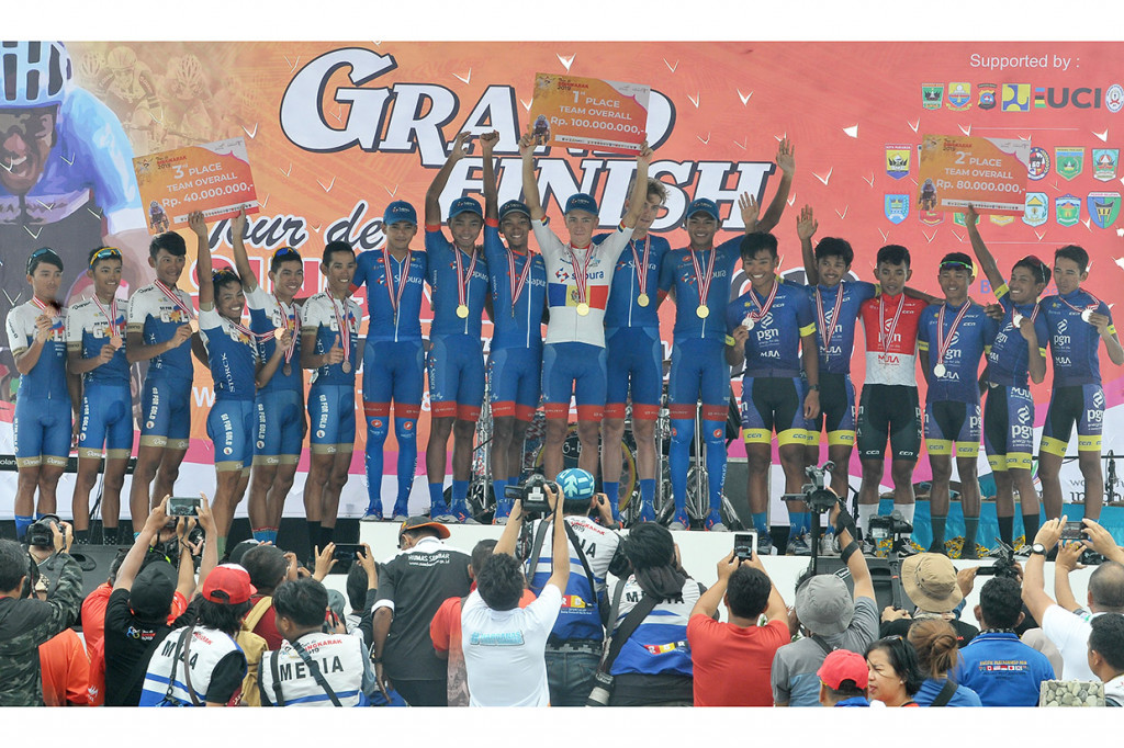 Sejumlah jurnalis mengabadikan momen saat tiga tim terbaik Tour de Singkarak (TdS) 2019 berada di atas podium di Padang, Sumatera Barat. Sapura Cycling Team menjadi juara umum TdS 2019 kategori tim dengan total waktu 103 jam, 56 menit dan 41 detik, disusul PGN Road Cycling Team 104 jam, 00 menit dan 32 detik di tempat kedua, dan Go For Gold Philippines 104 jam, lima menit dan 43 detik. Antara Foto/Wahdi Septiawan