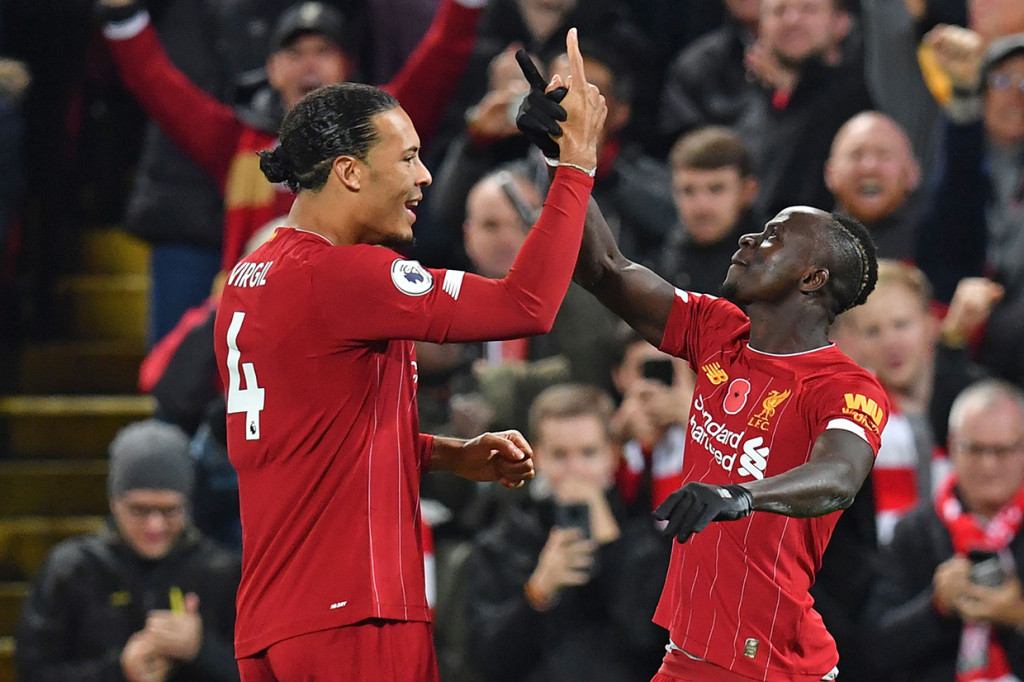 Pemain Liverpool Sadio Mane bersama Virgil van Dijk melakukan selebrasi usai mencetak gol ke gawang Manchester City.