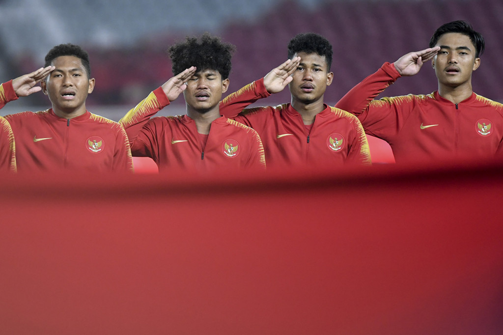 Pemain timnas Indonesia U-19 menyanyikan lagu Indonesia Raya sebelum bertanding melawan timnas Korea Utara U-19 pada laga lanjutan babak kualifikasi Grup K Piala Asia U-19 2020 di Stadion Utama Gelora Bung Karno, Senayan, Jakarta.
