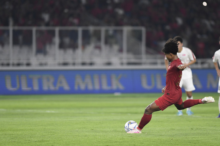 Penyerang timnas Indonesia U-19 Amiruddin Bagus Alfikri melakukan tendangan pinalti ke gawang timnas Korea Utara U-19 pada laga lanjutan babak kualifikasi Grup K Piala Asia U-19 2020 di Stadion Utama Gelora Bung Karno, Senayan, Jakarta.